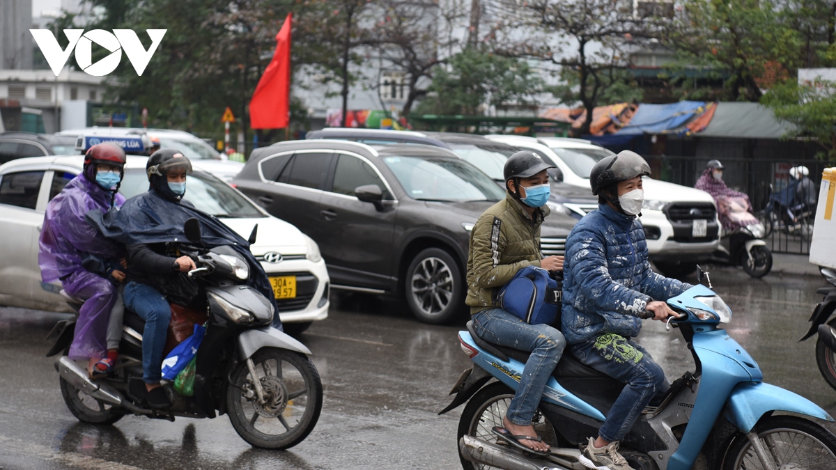 Ngày đầu nghỉ Tết: Người dân đội mưa hối hả về quê ăn Tết